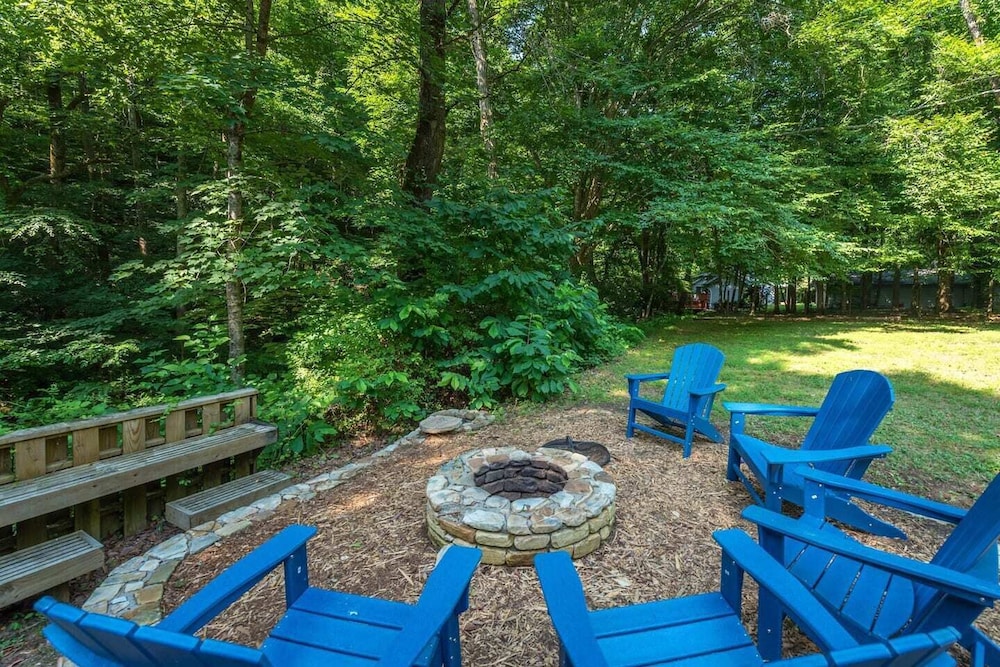 Breathtaking 12 ac mountain river home + waterfall