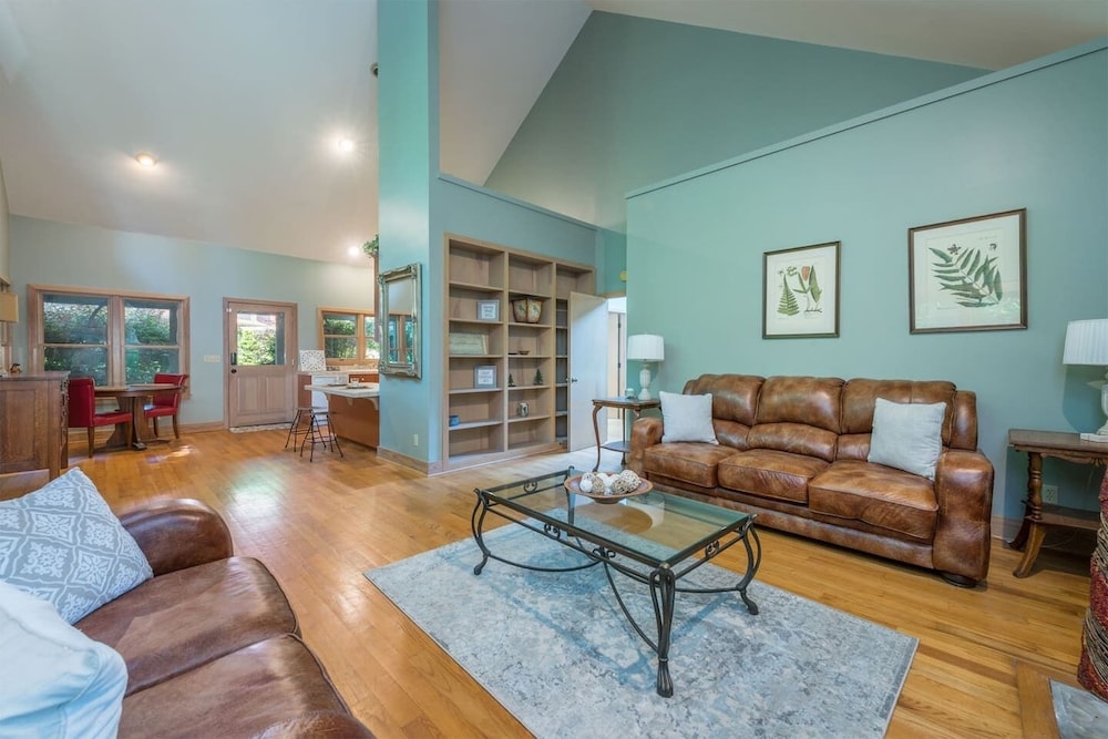 Breathtaking 12 ac mountain river home + waterfall