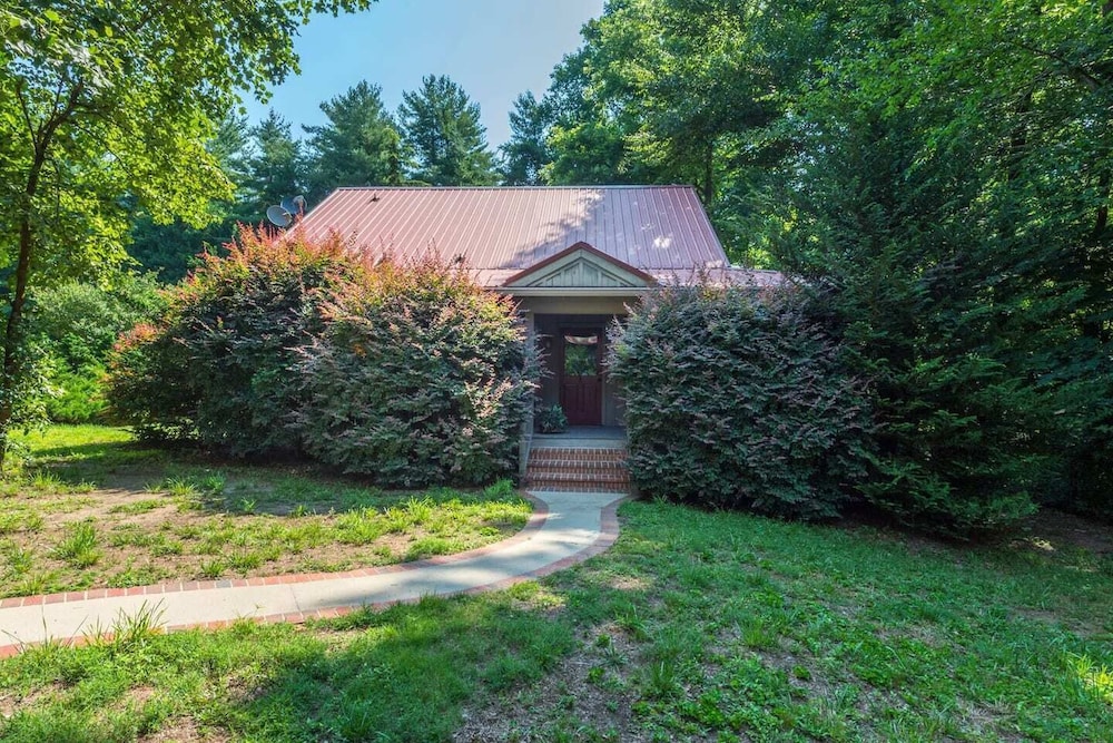 Breathtaking 12 ac mountain river home + waterfall