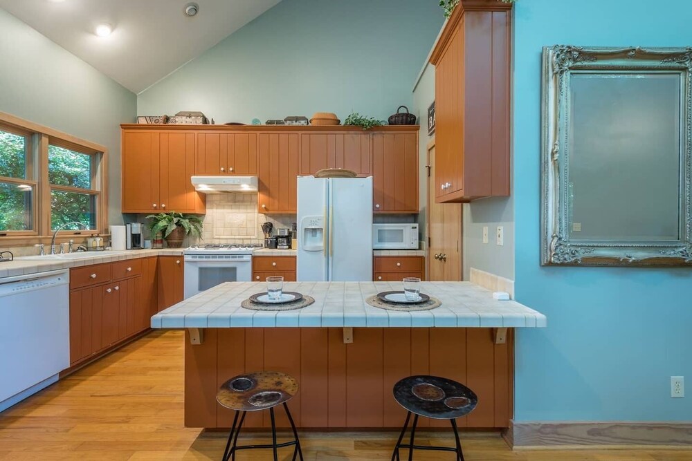 Breathtaking 12 ac mountain river home + waterfall