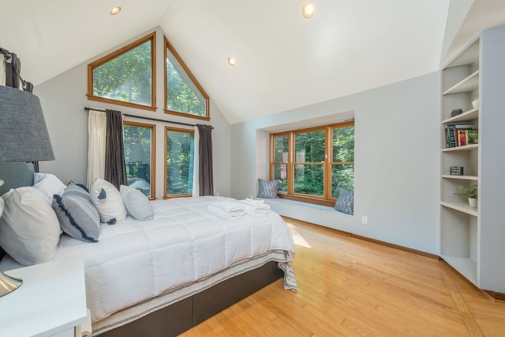 Breathtaking 12 ac mountain river home + waterfall