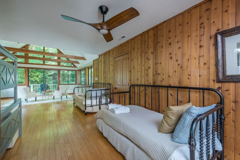 Breathtaking 12 ac mountain river home + waterfall