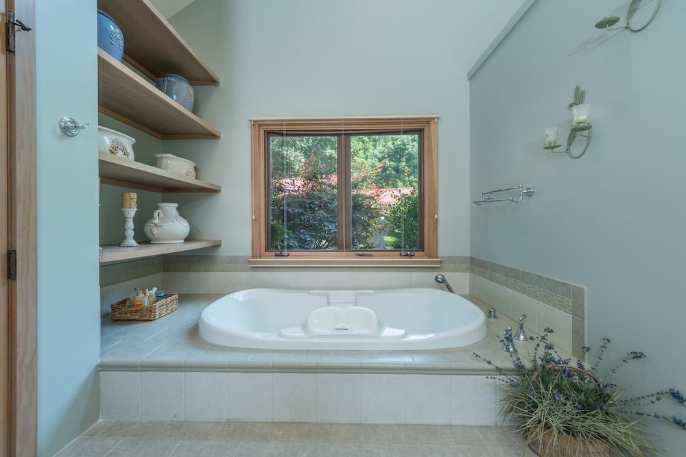 Breathtaking 12 ac mountain river home + waterfall