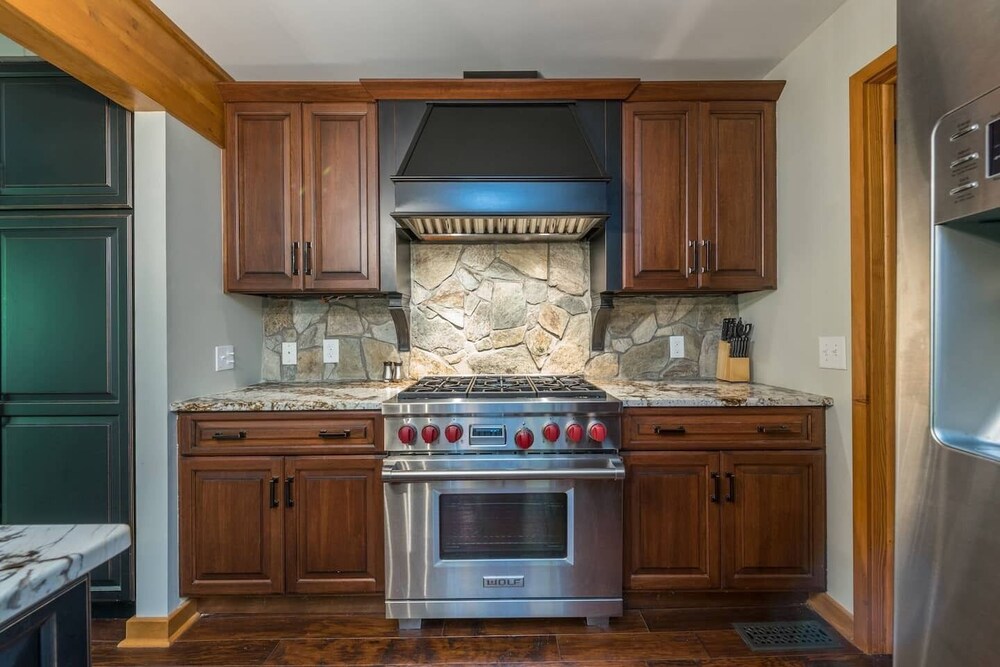 Breathtaking 12 ac mountain river home + waterfall