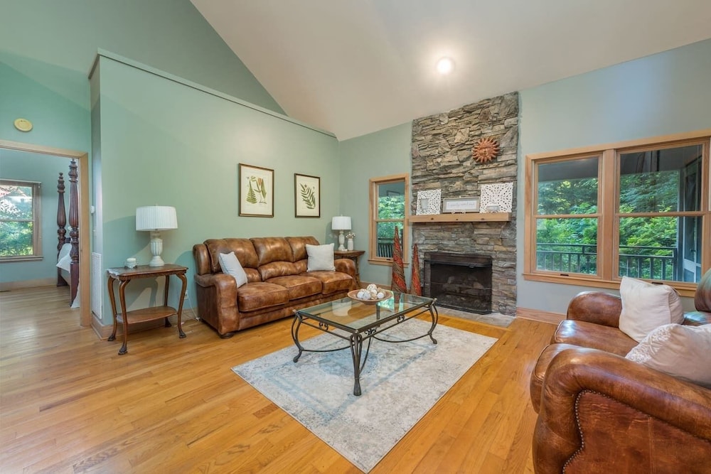 Breathtaking 12 ac mountain river home + waterfall