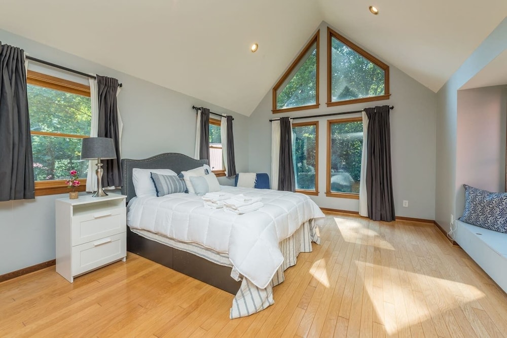 Breathtaking 12 ac mountain river home + waterfall