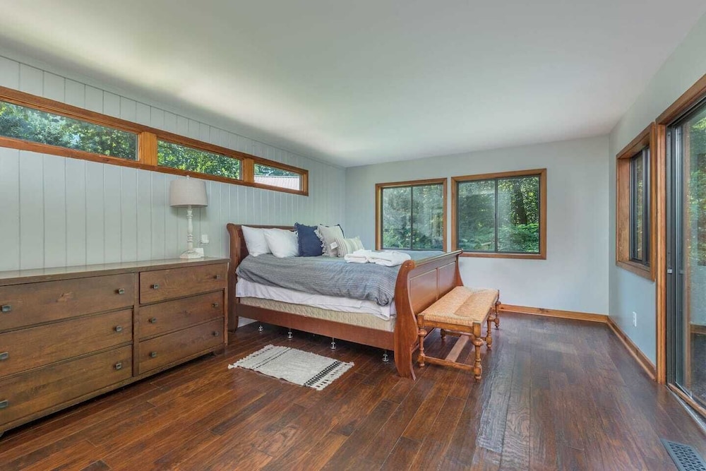 Breathtaking 12 ac mountain river home + waterfall