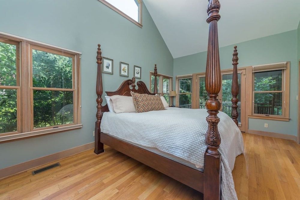 Breathtaking 12 ac mountain river home + waterfall