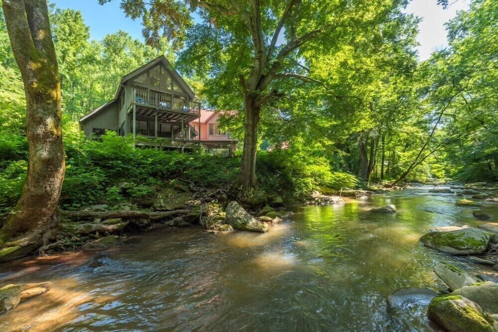 Breathtaking 12 ac mountain river home + waterfall