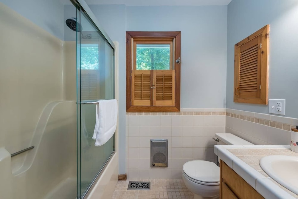 Breathtaking 12 ac mountain river home + waterfall