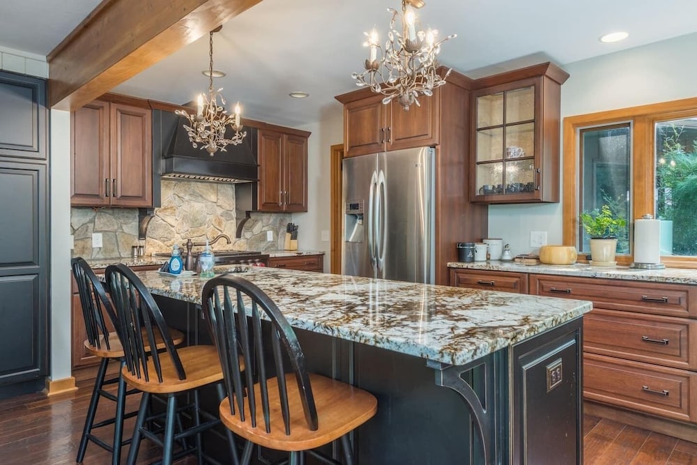 Breathtaking 12 ac mountain river home + waterfall