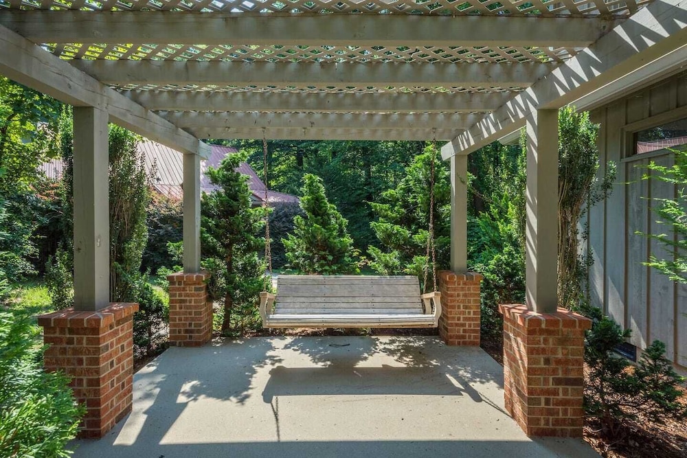 Breathtaking 12 ac mountain river home + waterfall