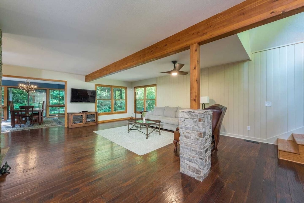 Breathtaking 12 ac mountain river home + waterfall