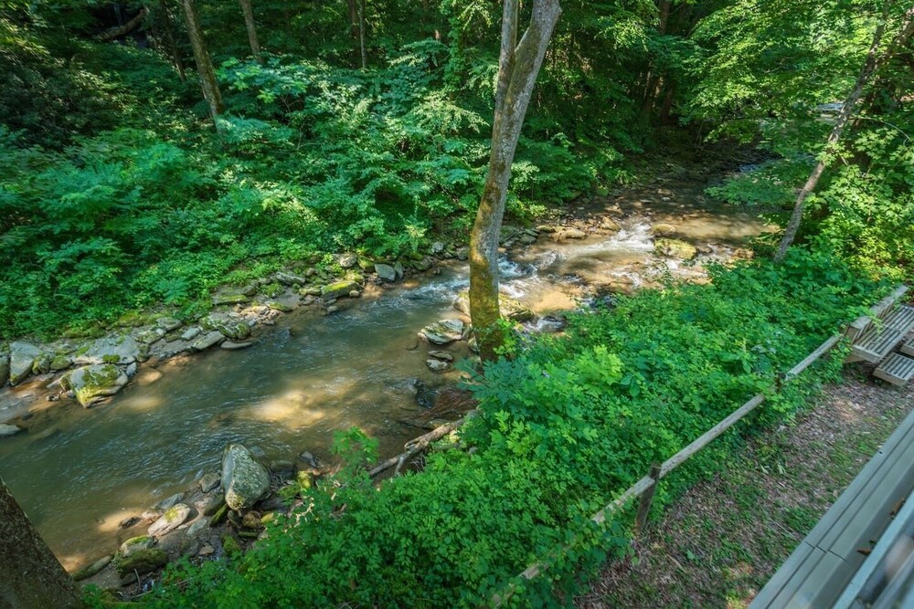 Breathtaking 12 ac mountain river home + waterfall