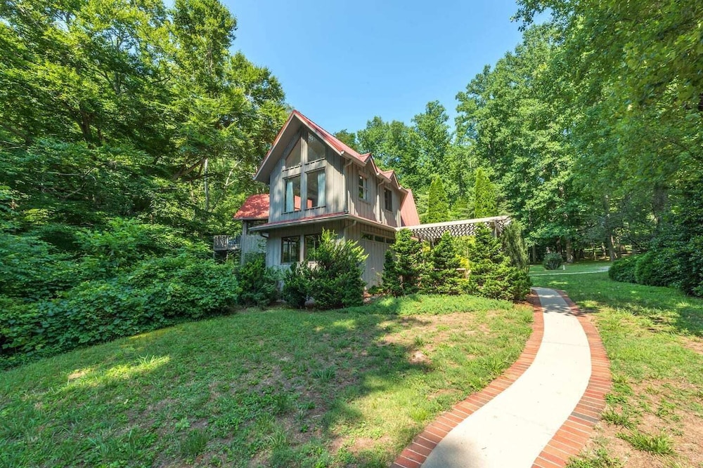 Breathtaking 12 ac mountain river home + waterfall