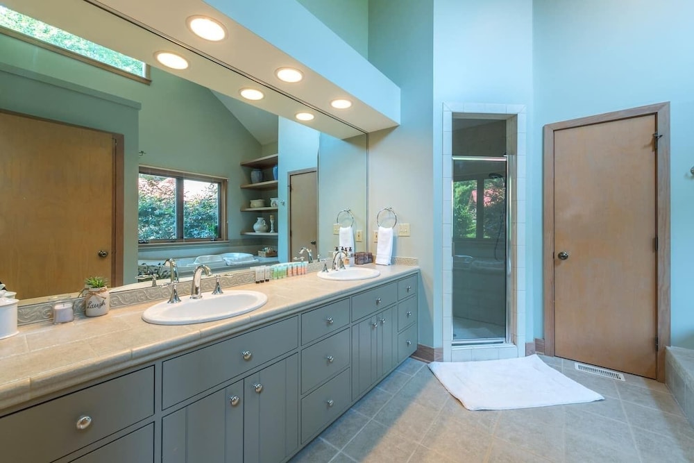 Breathtaking 12 ac mountain river home + waterfall