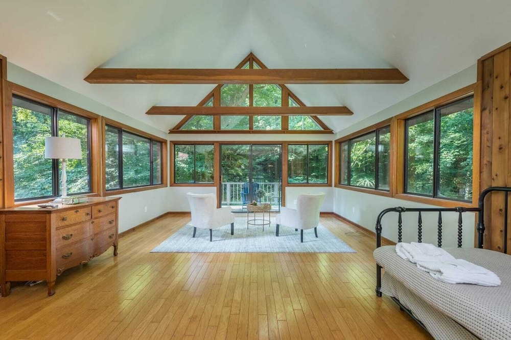 Breathtaking 12 ac mountain river home + waterfall