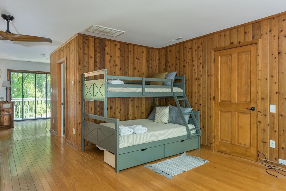 Breathtaking 12 ac mountain river home + waterfall