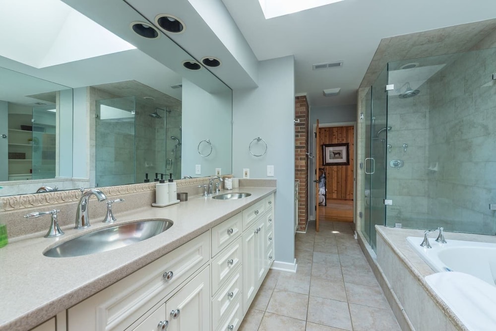 Breathtaking 12 ac mountain river home + waterfall