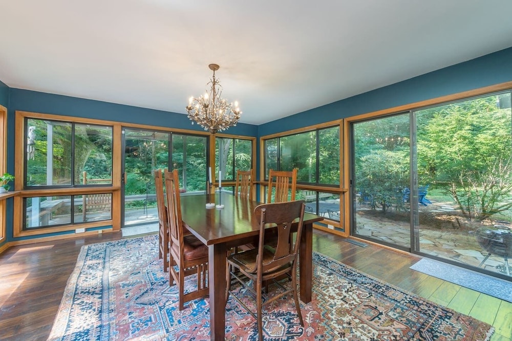 Breathtaking 12 ac mountain river home + waterfall