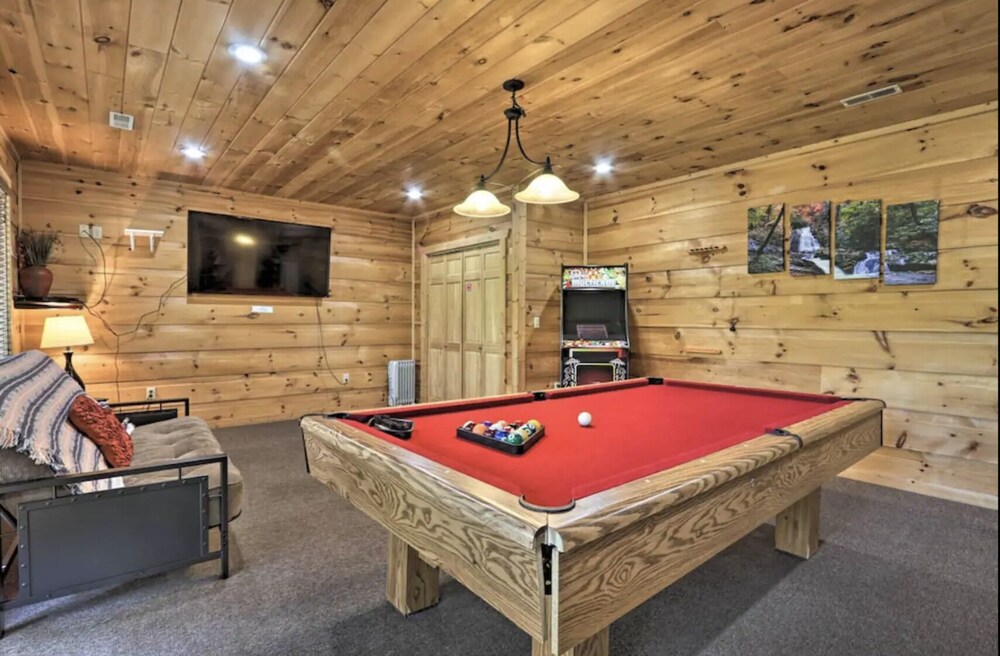 Secluded 4BR Cabin w/ Pool Table + Hot Tub!