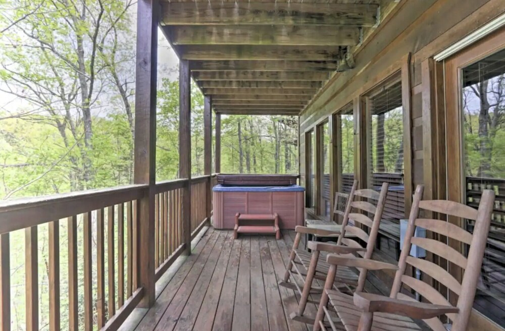 Secluded 4BR Cabin w/ Pool Table + Hot Tub!