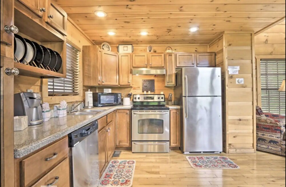 Secluded 4BR Cabin w/ Pool Table + Hot Tub!