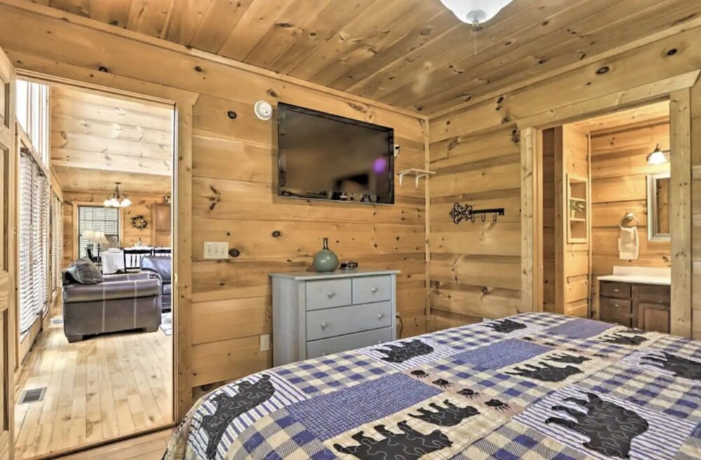 Secluded 4BR Cabin w/ Pool Table + Hot Tub!