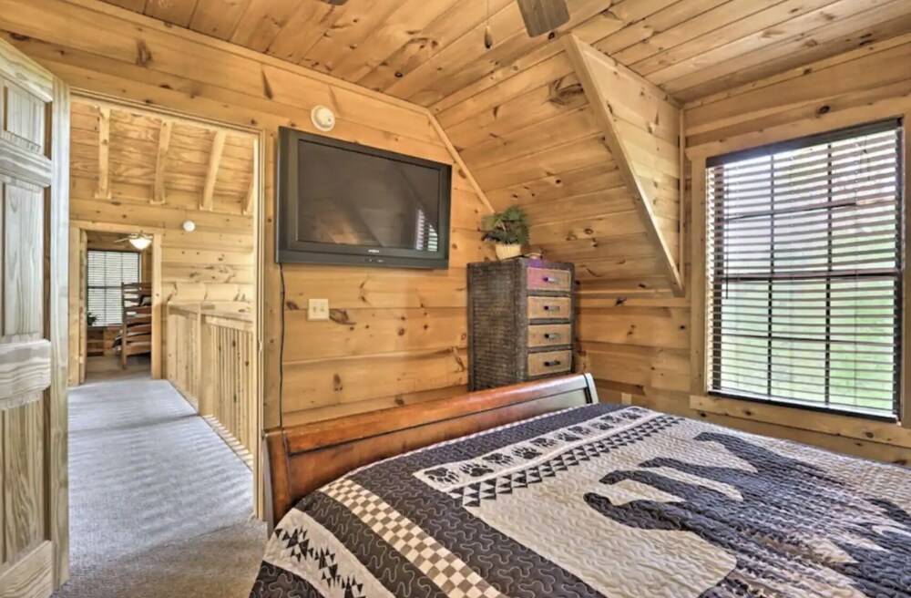 Secluded 4BR Cabin w/ Pool Table + Hot Tub!