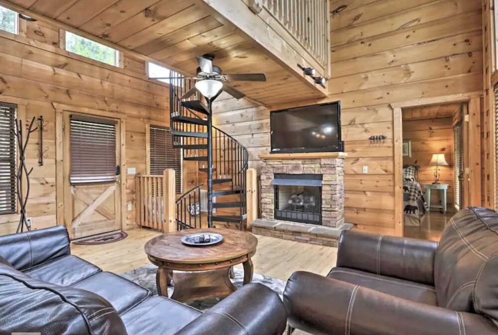 Secluded 4BR Cabin w/ Pool Table + Hot Tub!