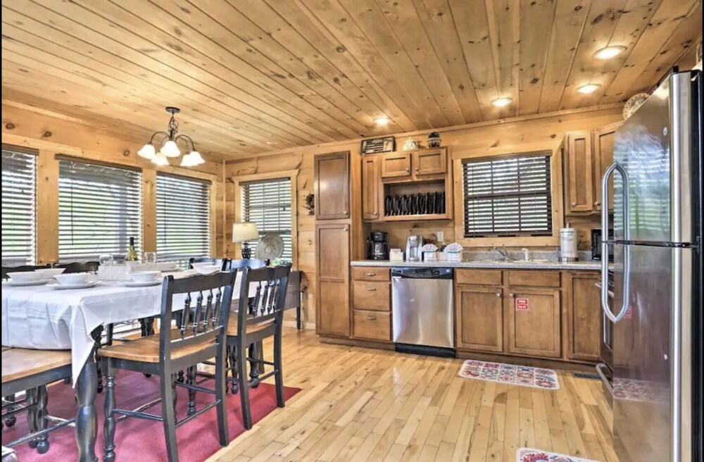 Secluded 4BR Cabin w/ Pool Table + Hot Tub!