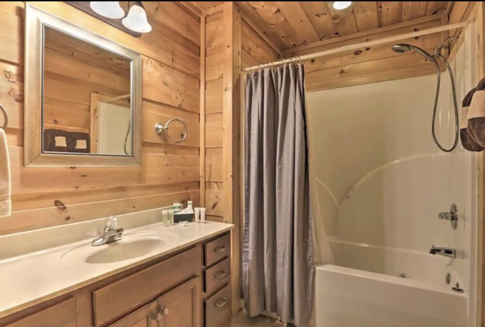 Secluded 4BR Cabin w/ Pool Table + Hot Tub!