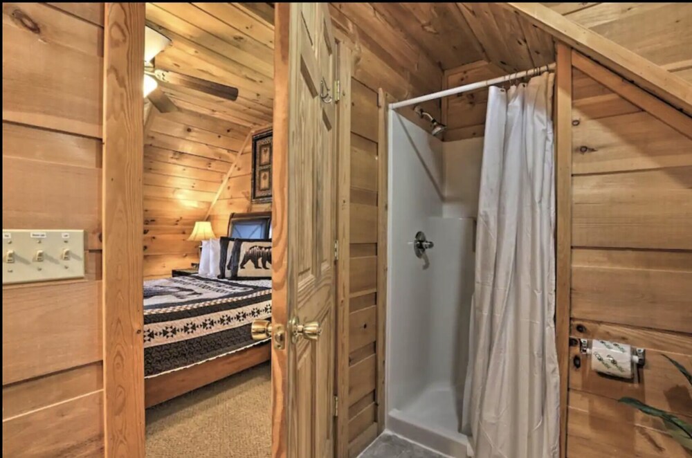 Secluded 4BR Cabin w/ Pool Table + Hot Tub!