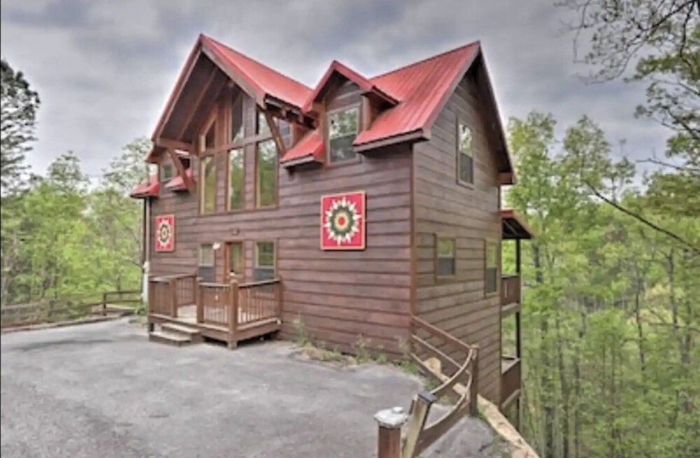 Secluded 4BR Cabin w/ Pool Table + Hot Tub!