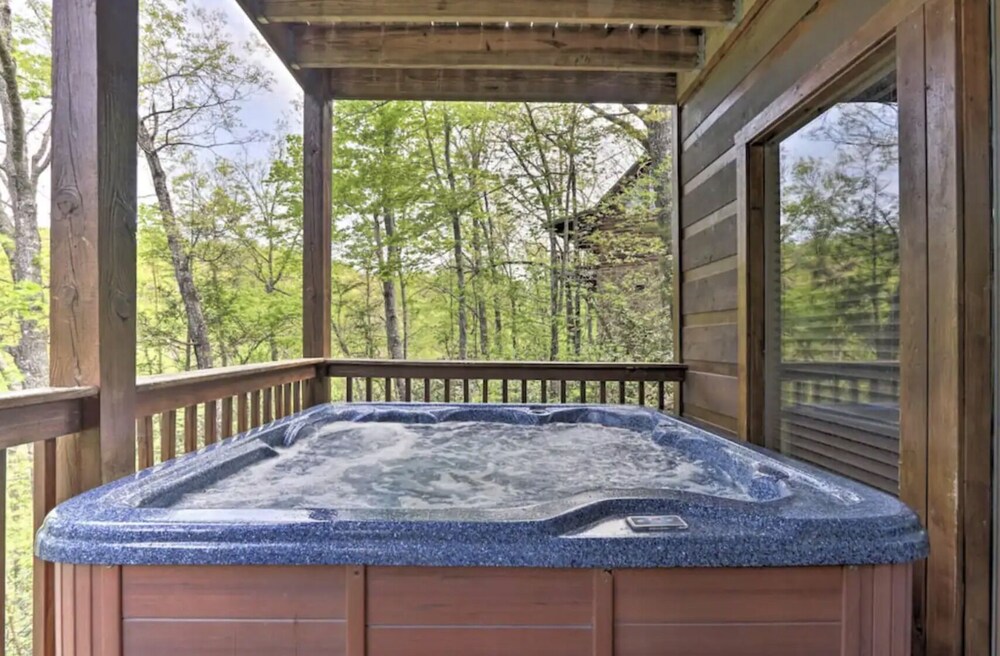 Secluded 4BR Cabin w/ Pool Table + Hot Tub!