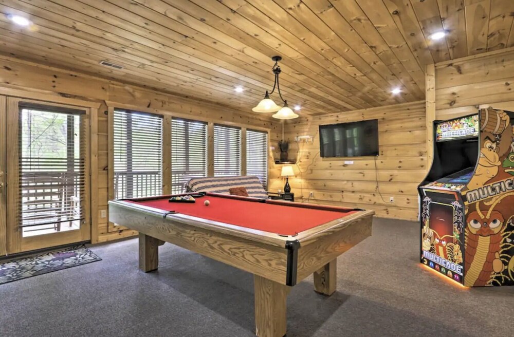 Secluded 4BR Cabin w/ Pool Table + Hot Tub!