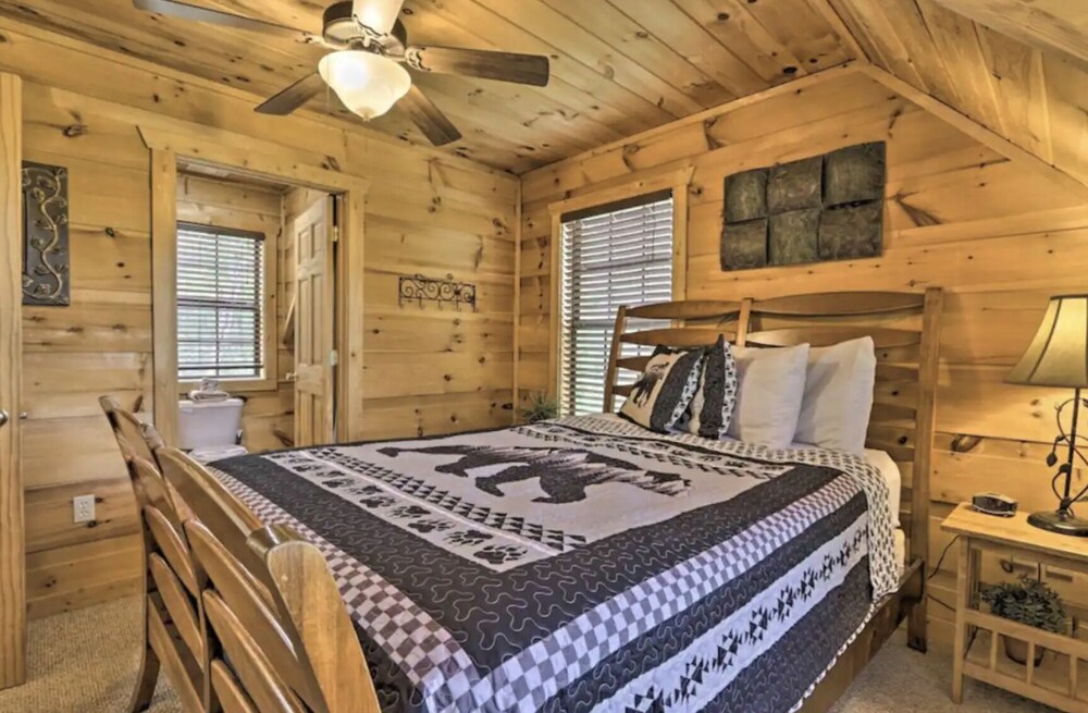 Secluded 4BR Cabin w/ Pool Table + Hot Tub!