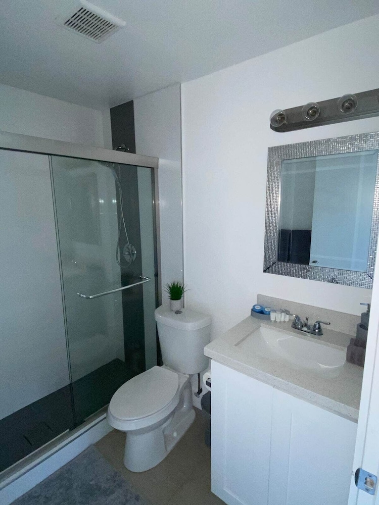 Wynwood (298) 2bedrooms/ 2baths/ 5beds