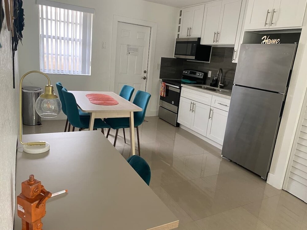 Wynwood (298) 2bedrooms/ 2baths/ 5beds