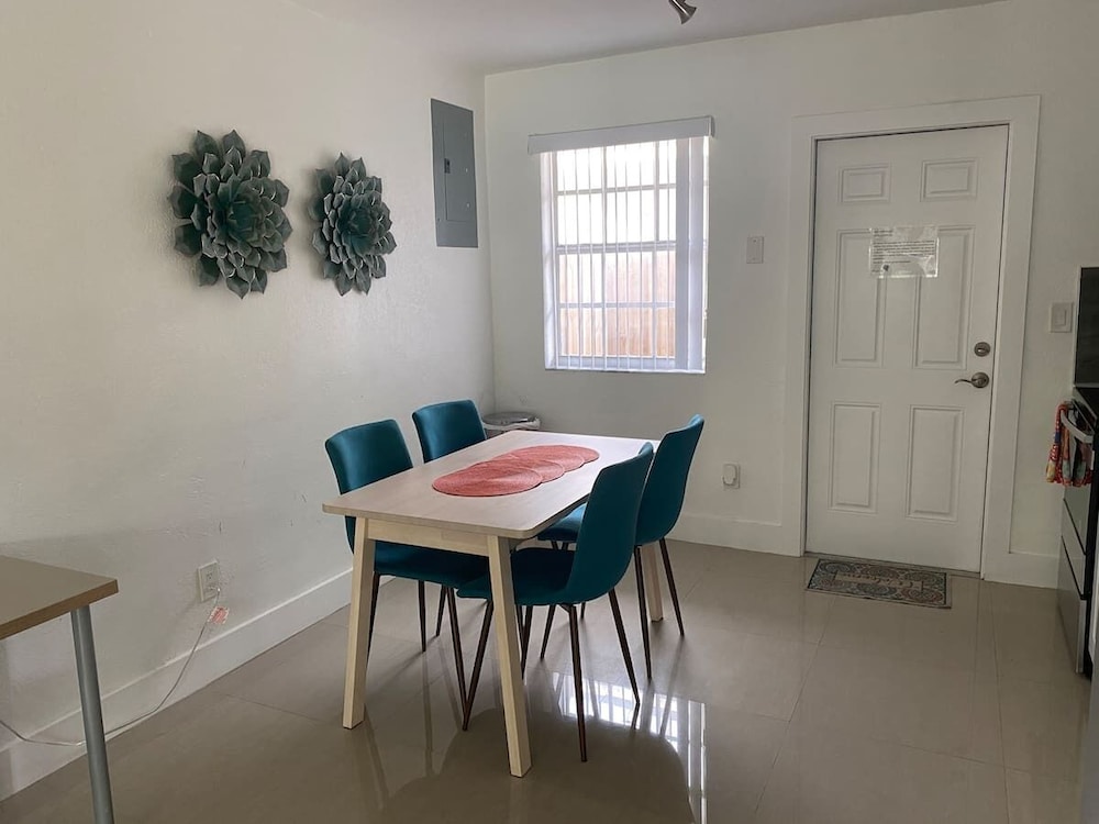 Wynwood (298) 2bedrooms/ 2baths/ 5beds