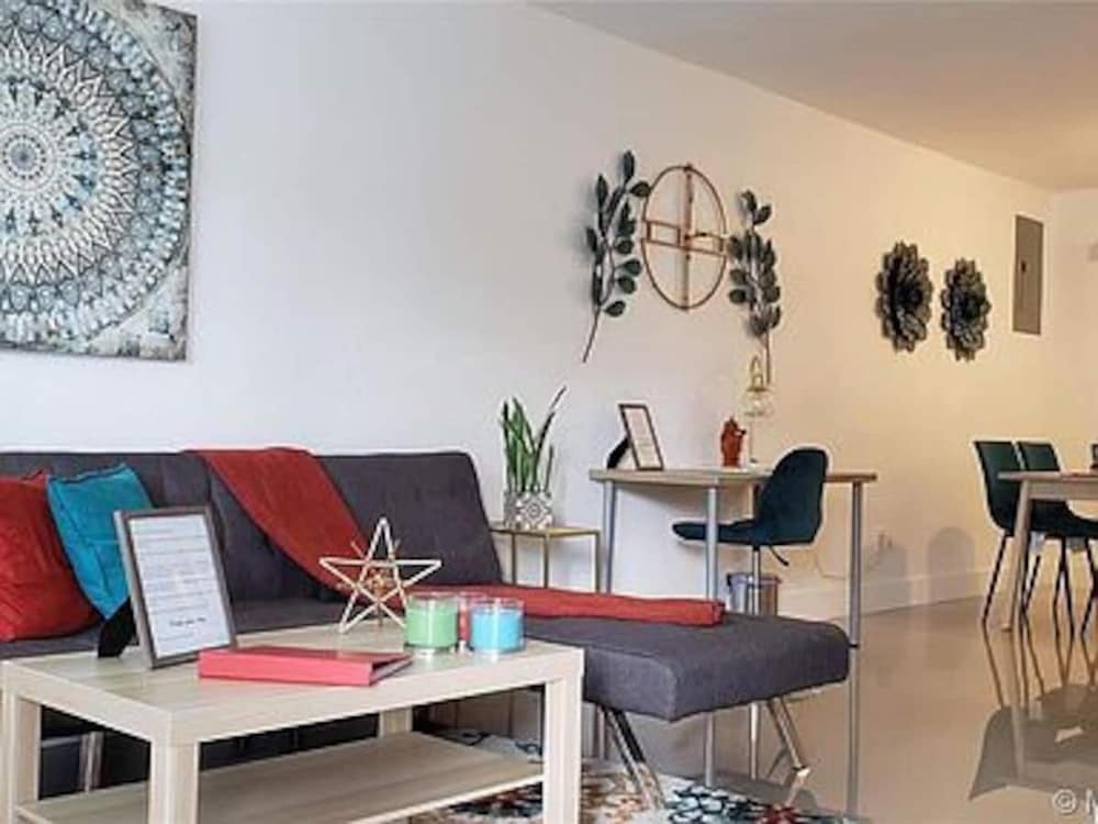 Wynwood (298) 2bedrooms/ 2baths/ 5beds