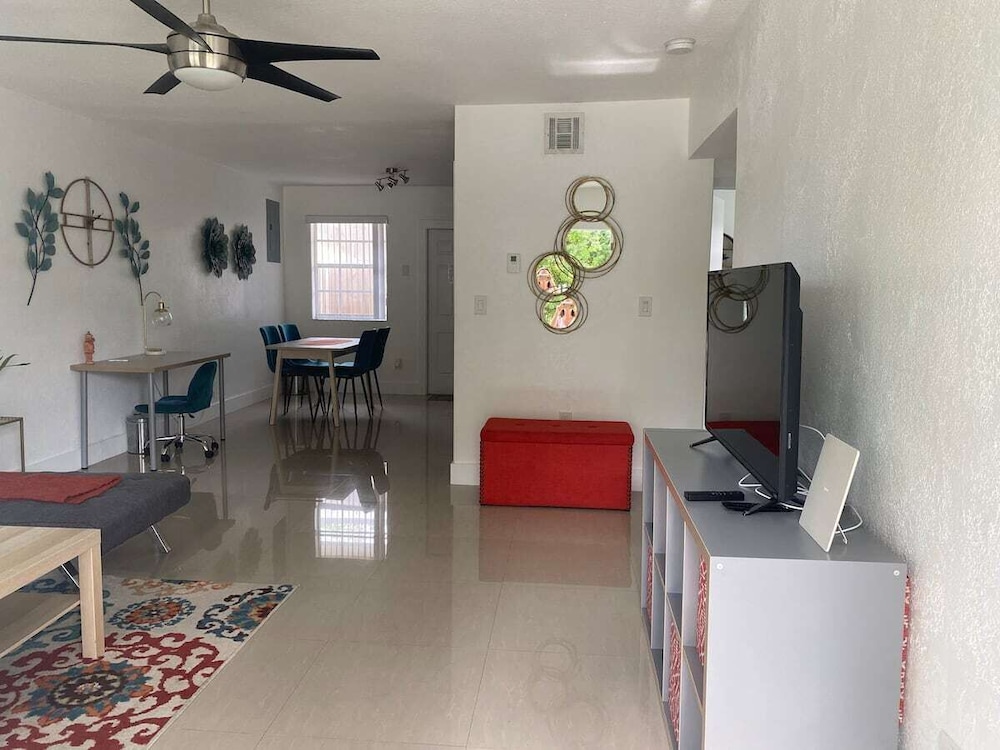 Wynwood (298) 2bedrooms/ 2baths/ 5beds