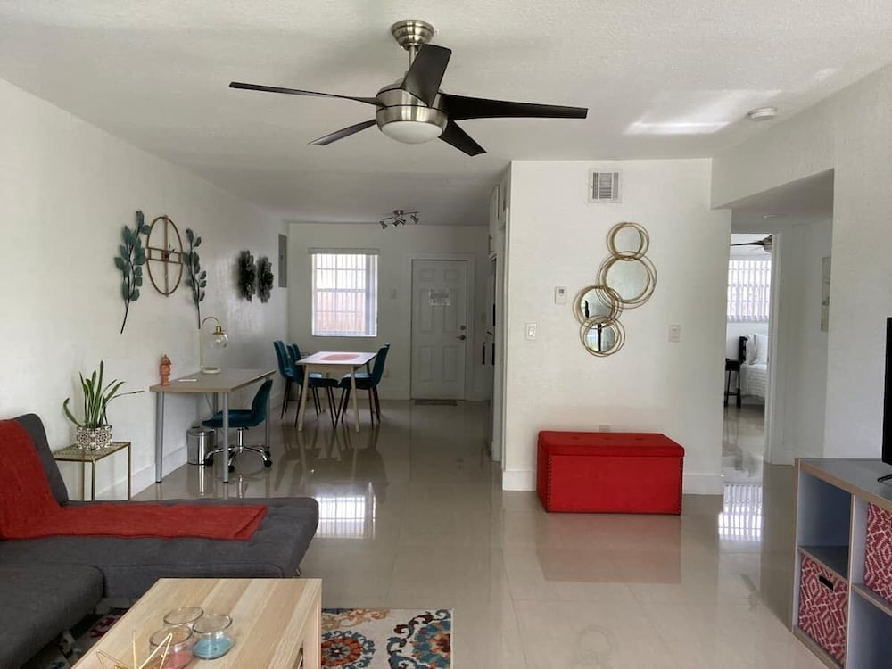 Wynwood (298) 2bedrooms/ 2baths/ 5beds