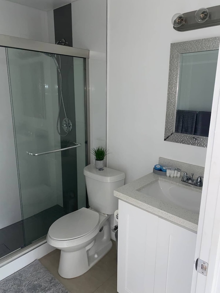 Wynwood (298) 2bedrooms/ 2baths/ 5beds