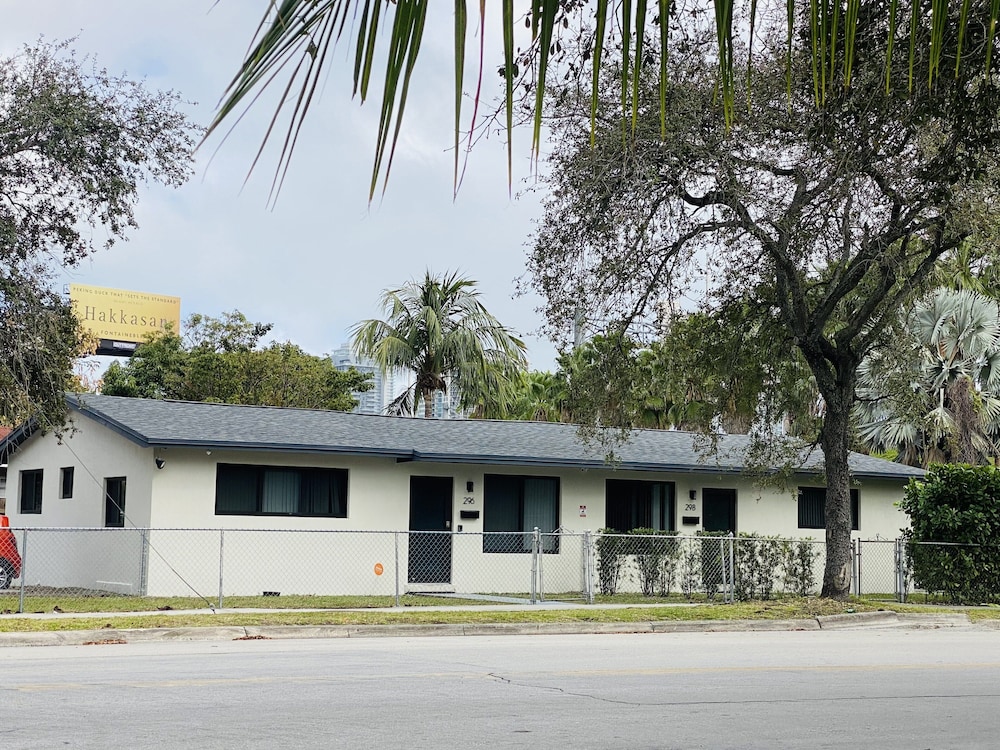 Wynwood (298) 2bedrooms/ 2baths/ 5beds