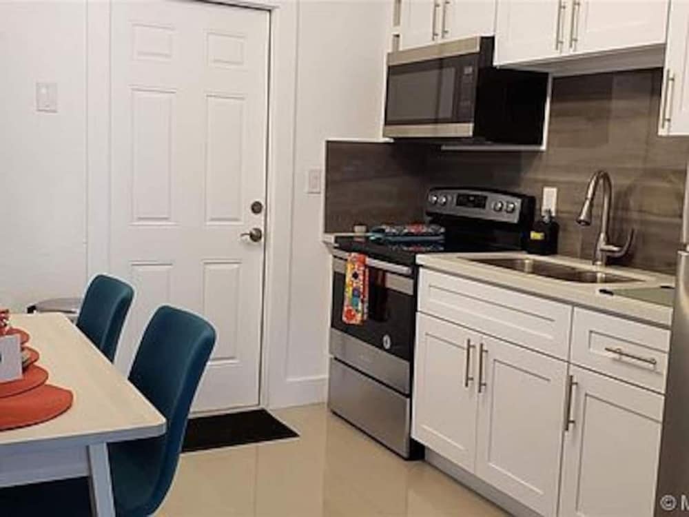 Wynwood (298) 2bedrooms/ 2baths/ 5beds