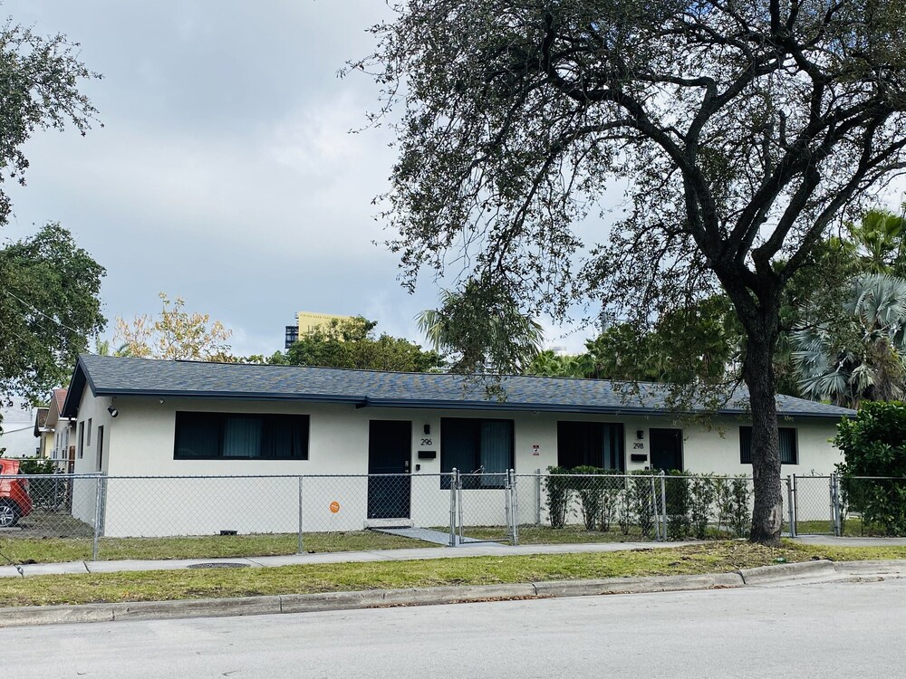 Wynwood (298) 2bedrooms/ 2baths/ 5beds