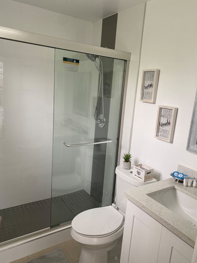 Wynwood (298) 2bedrooms/ 2baths/ 5beds