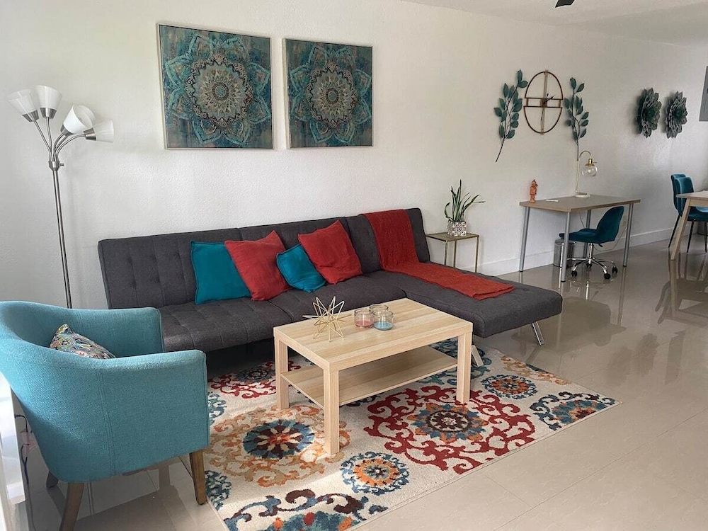 Wynwood (298) 2bedrooms/ 2baths/ 5beds