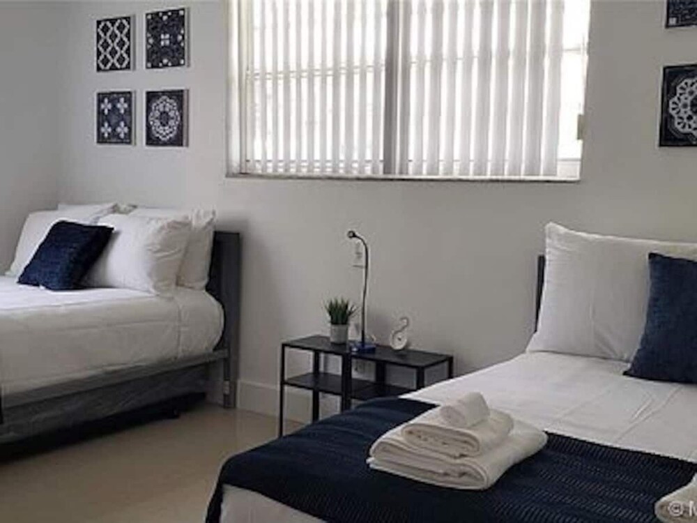 Wynwood (298) 2bedrooms/ 2baths/ 5beds